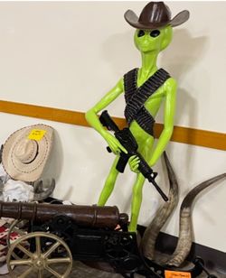 Life Size Cast Aluminum Alien Outdoor Garden Statue With Gun Belt Second Amendment 