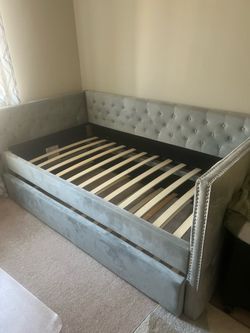 Daytime bed with twin size pull out
