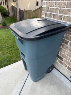 Large trash can with wheels and lid