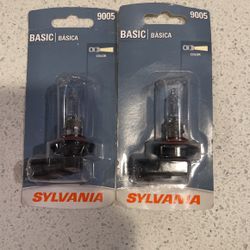 Sylvania Basic 9005 Vehicle Headlight Bulb
