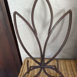 Decorative Metal Easel Stand – Leaf Design