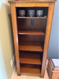 Bookcase with adjustable shelves
