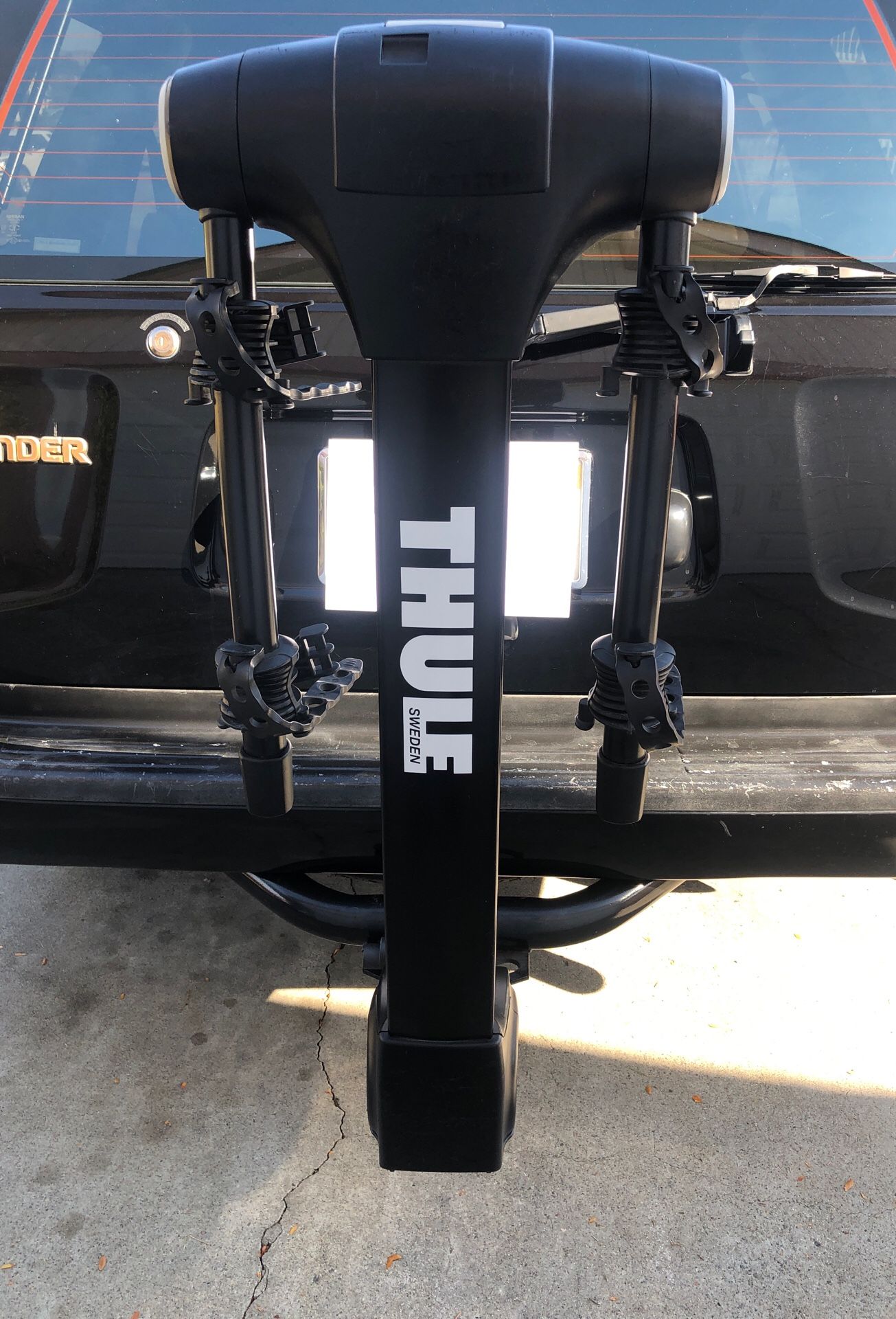 Thule bike rack with 2 inch adapter ( holds 2 bikes ) Good Condition!