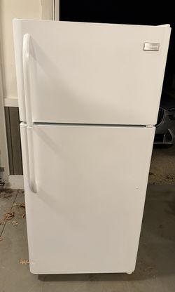 Frigidaire White Stacked Freezer/Refrigerator With Ice Maker