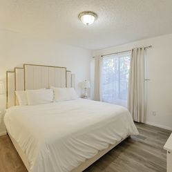 King Size Bed & Mattress - EXCELLENT CONDITION 