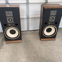Pair of Fisher STV889a speakers