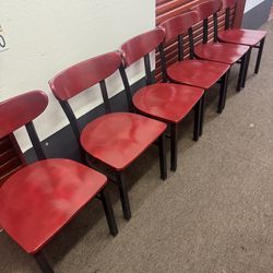 Set of red metal chairs / set de Sillas de metal