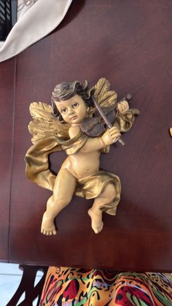 Cherub angel with violin