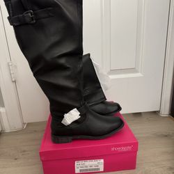 Black Flat Boots