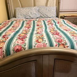 Queen Size Nisha Bed w/ 2 Nightstands – Tufted Headboard