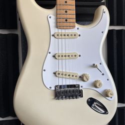 player plus Stratocaster , Maple Fingerboard, Olympic Pearl  $650 mint condition !!!