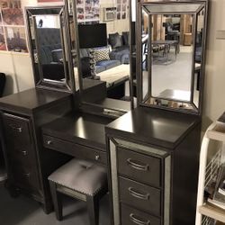 Complete Vanity W/ Stool ( Brand New)