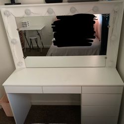 makeup vanity with white lights
