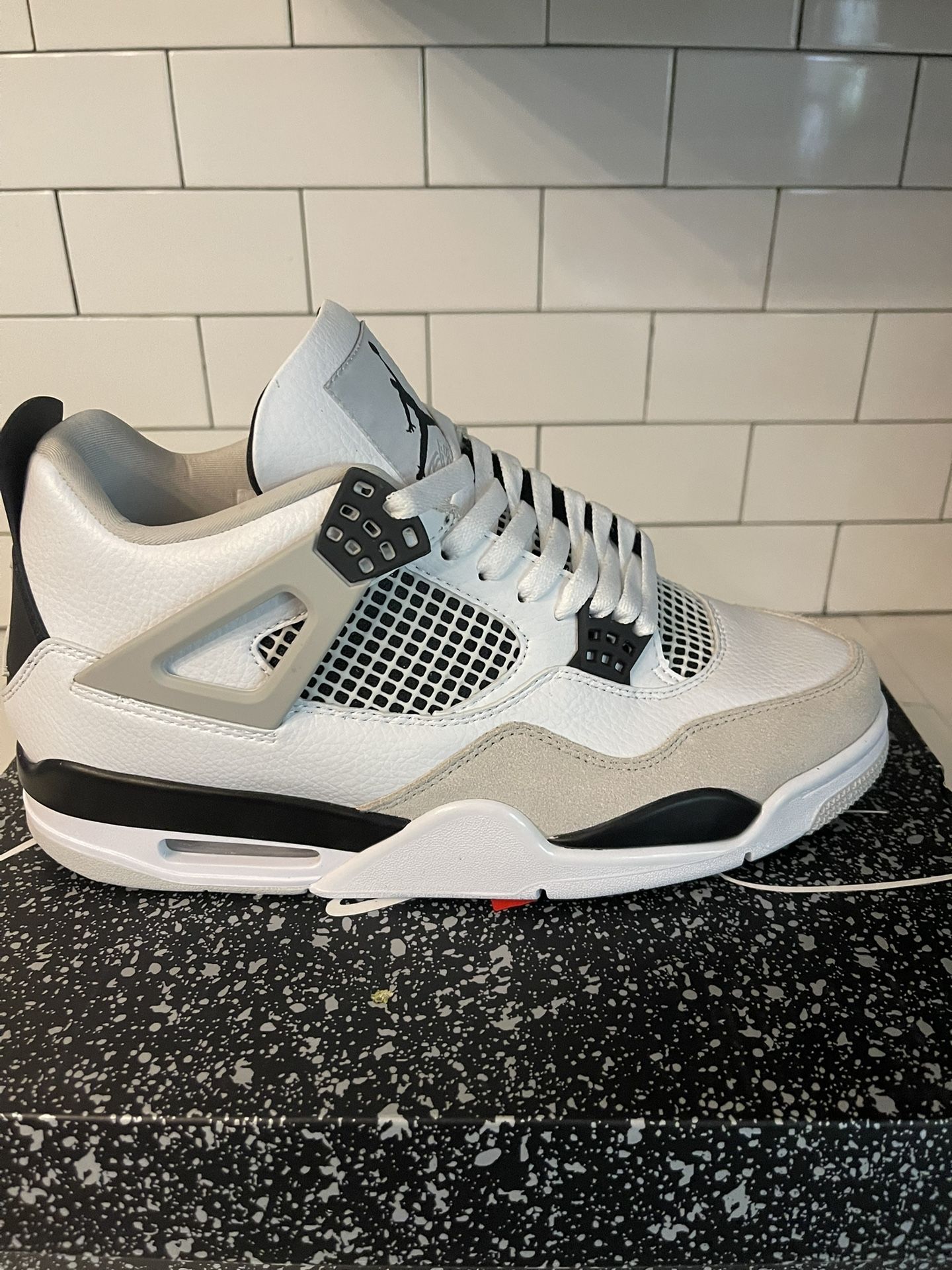 Men’s Jordan Retro 4 Military Blacks Size 10.5.