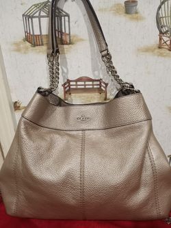 AUTHENTIC COACH GOLD COLOR LEATHER SHOULDER HANDBAG.