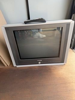 20" Samsung Dynaflat CRT TV TX-R2035 Retro Gaming Component S-VIDEO W/ Remote