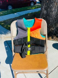 swim vest  ( NEW) description