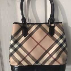 Hand Bag. Burberry. Almost New. Cleen 
