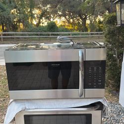 Frigidaire Gallery Under Cabinet Microwave  Black  Stainless 