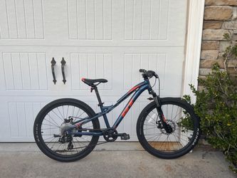 GT Stomper Pro 24” Kids / Youth Mountain Bike – Disc Brakes, 1x7 speed