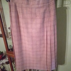 Ladies pink woolen skirt made in Scotland    size 14