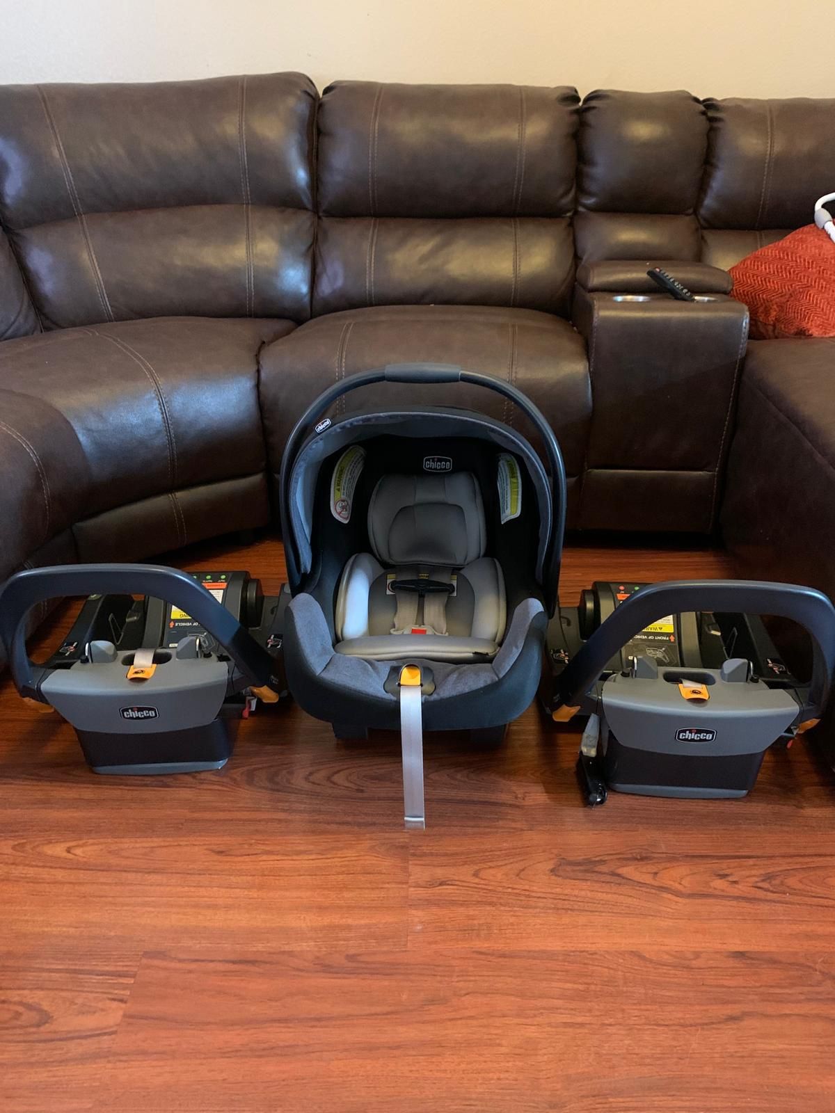 CHICCO INFANT CAR SEAT / TWO BASES