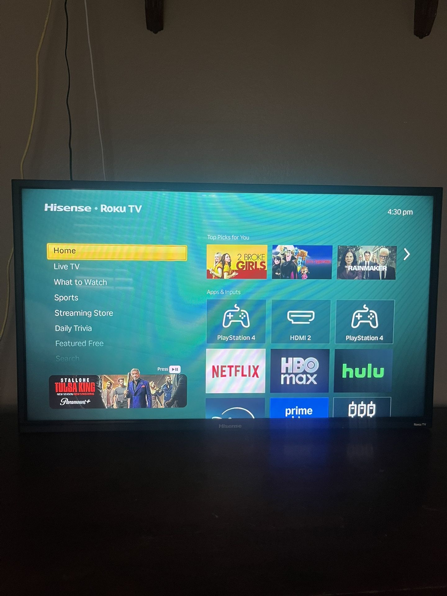 30 INCH HISENSE ROKU TV