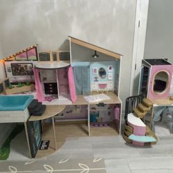 American Girl Dollhouse & Closet Like New