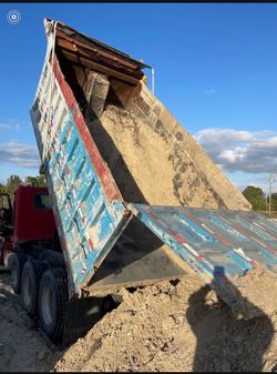 Se lleva relleno para lotes y otros materiales … se limpia lotes ..en cape coral ,,lehgegh,Fortmyer y punta gorda… son 4 camiones se trabaja rápido y 