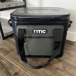 RTIC Soft Cooler-great Condition 