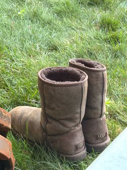 MEN CLASSIC SHORT BOMBER CHOCOLATE UGG