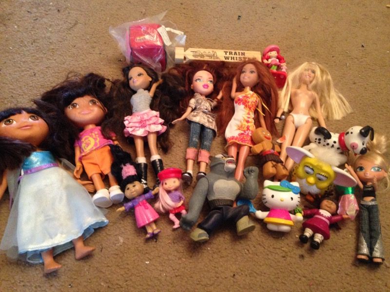 Mixture of dolls (Bratz, etc)
