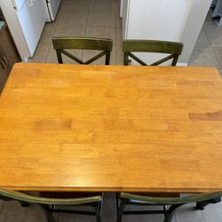 Wooden Table With 6 Chairs In Good Condition.