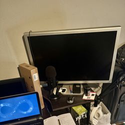 💻 Apple Cinema HD Display 23” – Used, Needs Power Adapter/Cord 💻