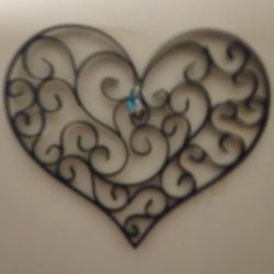 BLACK MODERN SCROLLED METAL HEART