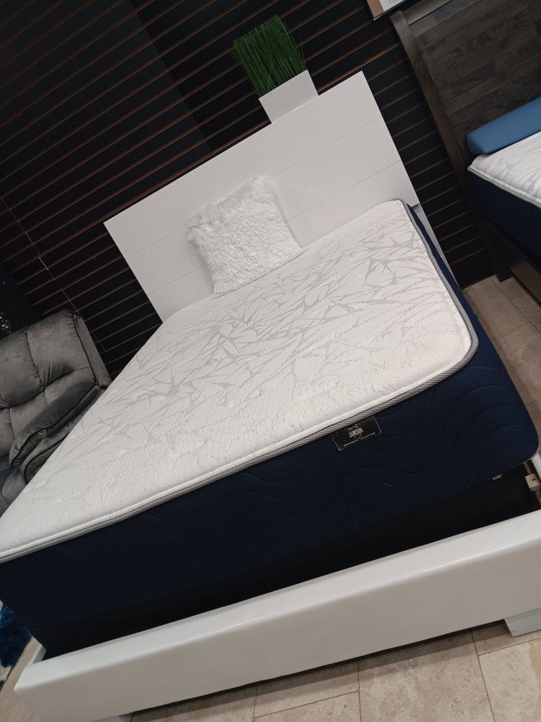 *Weekend Special!!!*---Attractive Renaissance King Bed Frames---Now $199!!!---Delivery Available😎