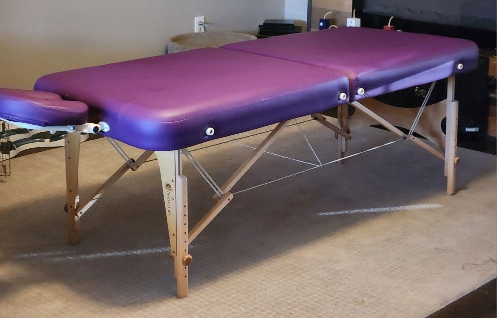 Pre-Owned Oakworks Novus LS2 73 X 31 Inch Portable Massage Table With 4" Foam, Headrest,  Case