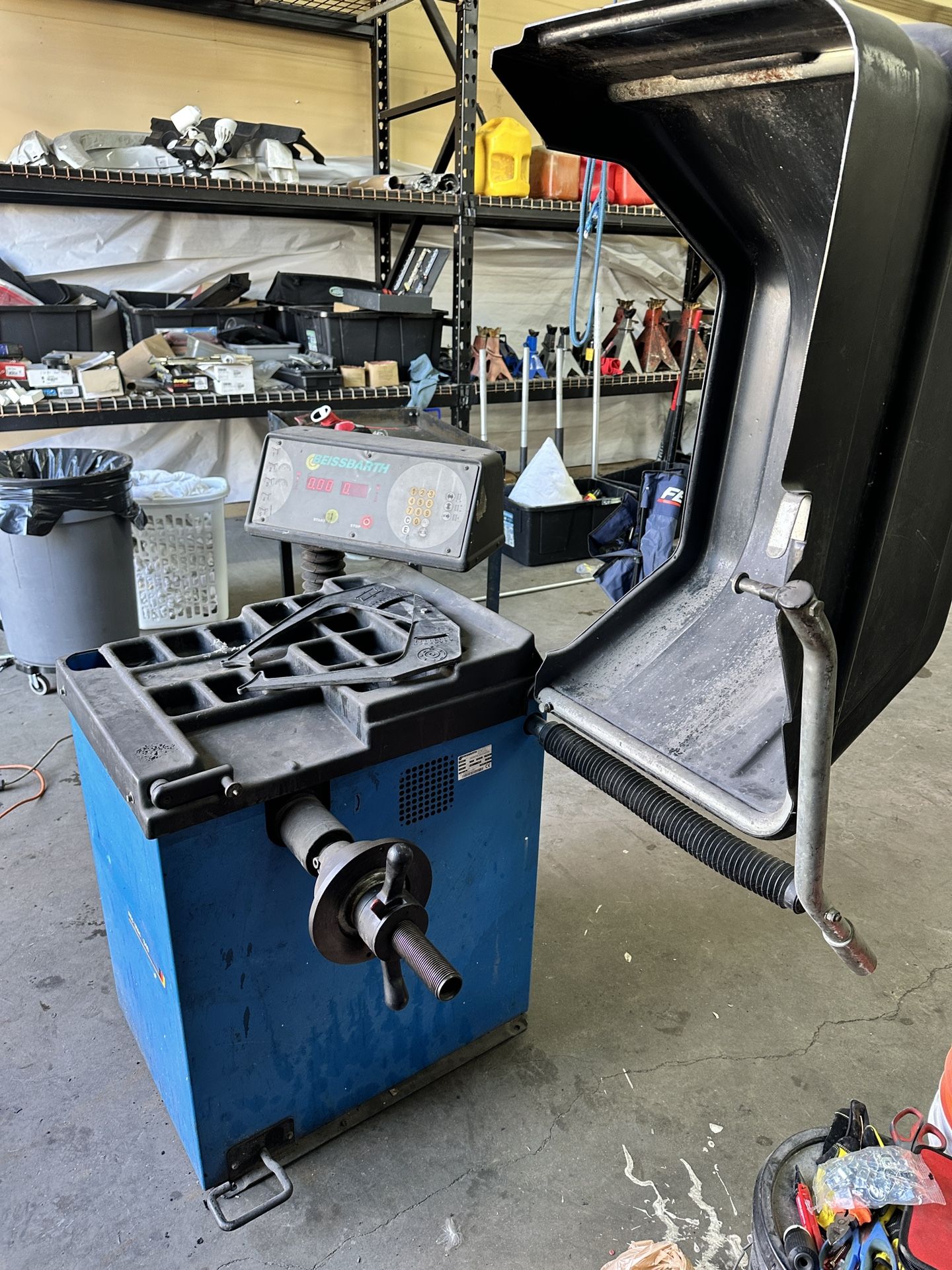 Beissbarth Wheel Balancer