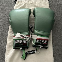 Bayonetta 16oz Limited Edition Boxing Gloves