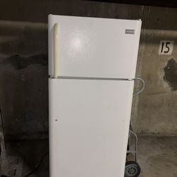 FRIGIDAIRE Refrigerator