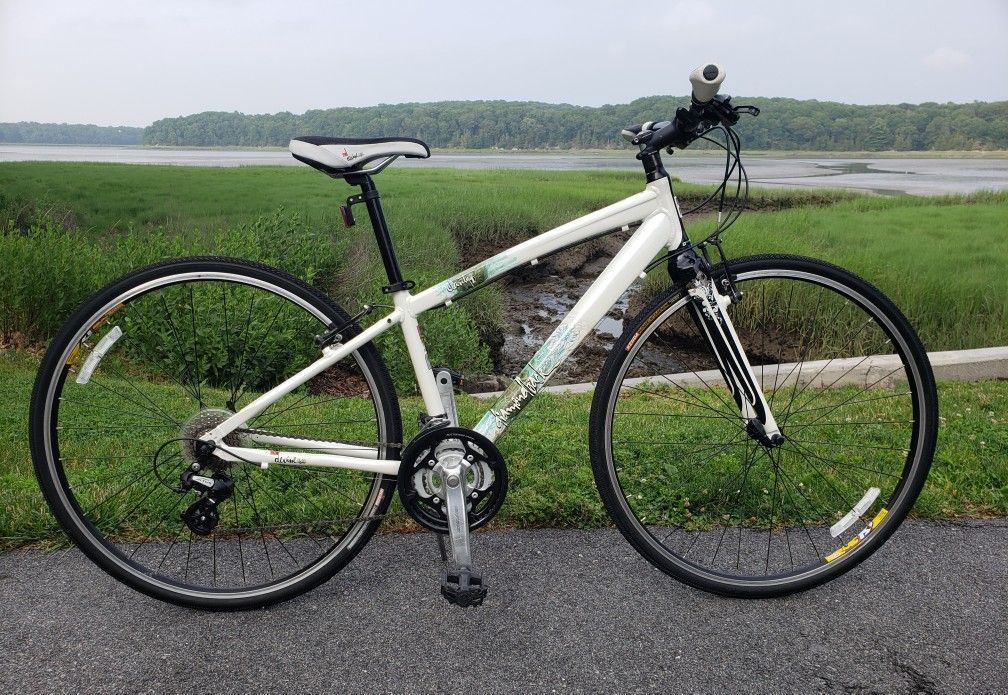2017 15" Woman's Diamondback Clarity 1 Hybrid 21 Speed Bike