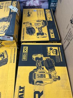 Dewalt 20V MAX Lithium-Ion 15-Degree Electric Cordless Roofing Nailer Kit with 2.0Ah Battery Charger and Bag