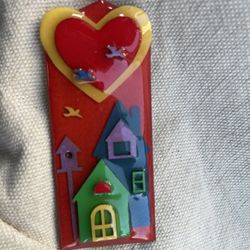 Plastic modern 70s pin