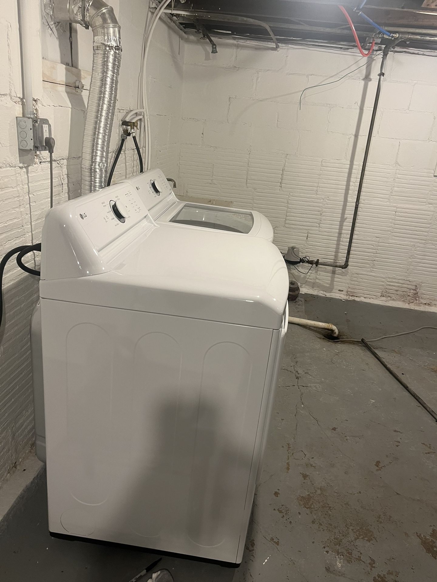 Washing Machine And Dryer Brand New Not Even Four Months Old