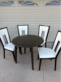 Dining room table and four chairs🪑
