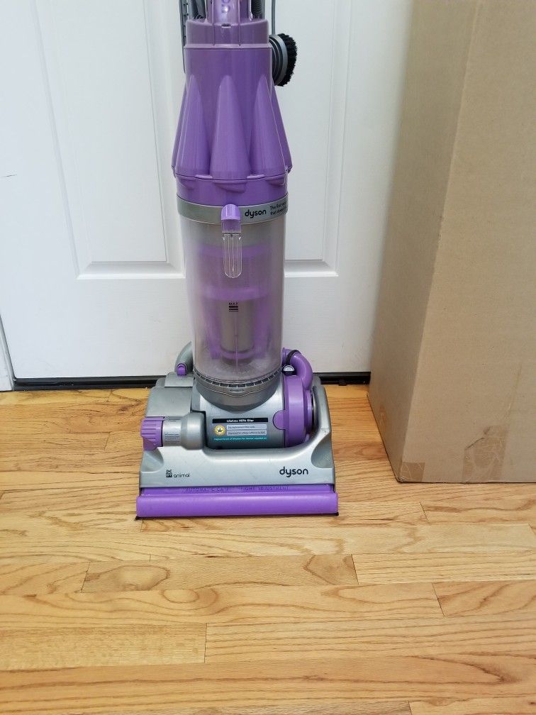 NEW cond DYSON ANIMAL VACUUM WITH COMPLETE ATTACHMENTS , AMAZING POWER SUCTION , WORKS EXCELLENT , IN THE BOX