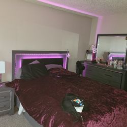 Queen Bedroom Set