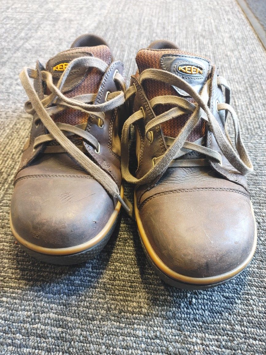 Keen men's safety toe low top work shoes - size 10