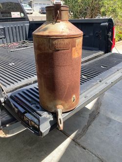 Vintage 5 gallon old rustic dispenser Vintage 5 gallon old rustic dispenser