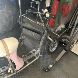 Electric scooter, electric go ped Start and runs and comes with a charger  Ready to ride 10-15 mph Missing plastics  Razor